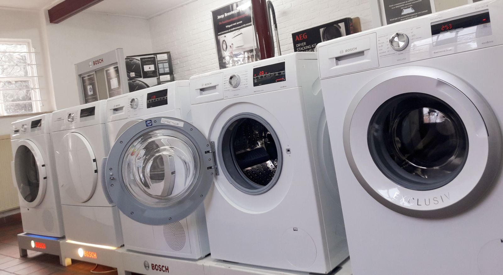 Foto van onze winkel vol die volstaat met nieuwe wasautomaten. Dus is de wasmachine reparatie te duur u heeft zo een nieuwe.